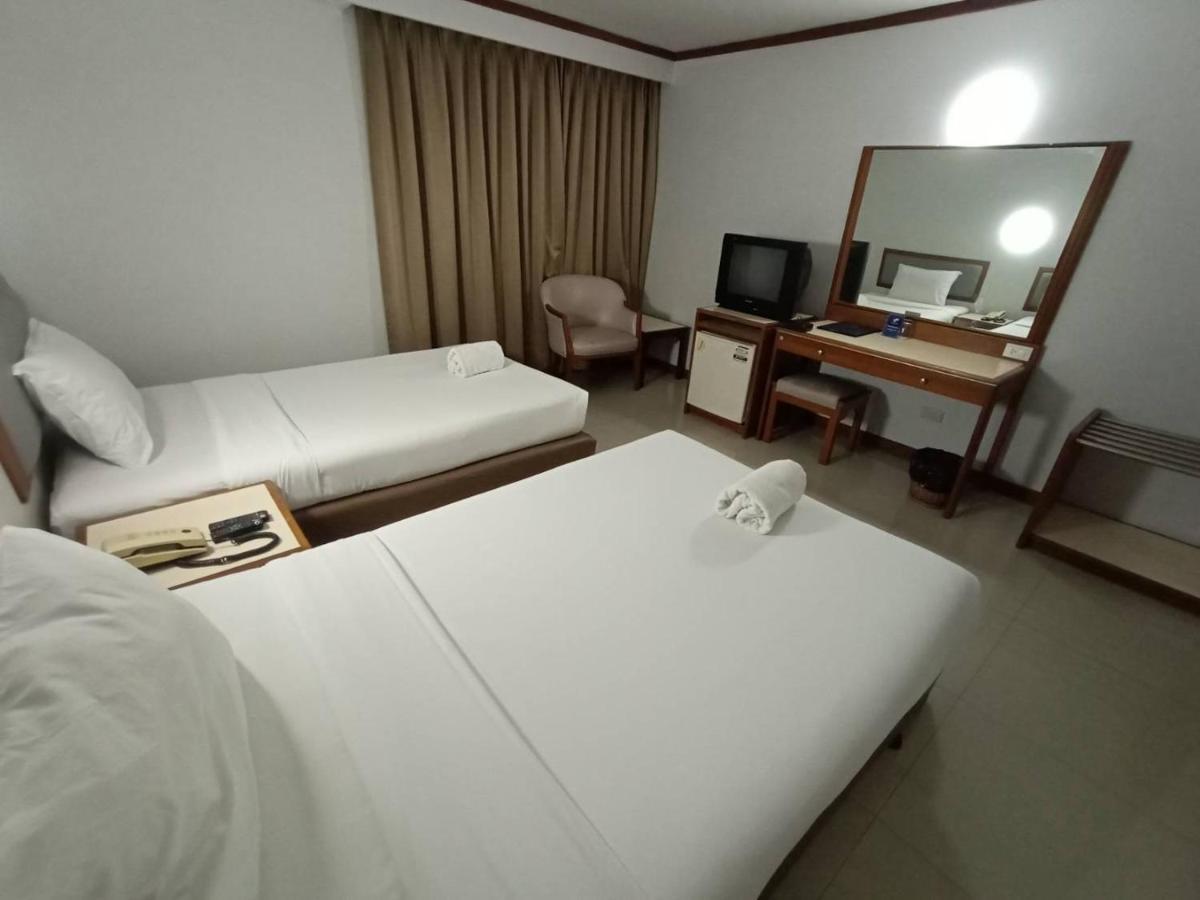 Friday Hotel Uttaradit Ngoại thất bức ảnh