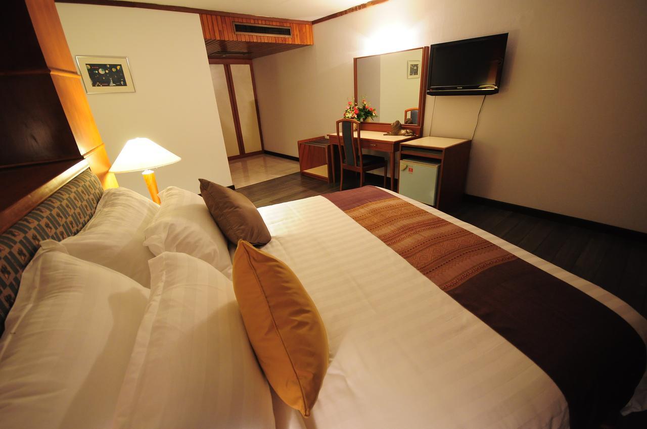 Friday Hotel Uttaradit Ngoại thất bức ảnh