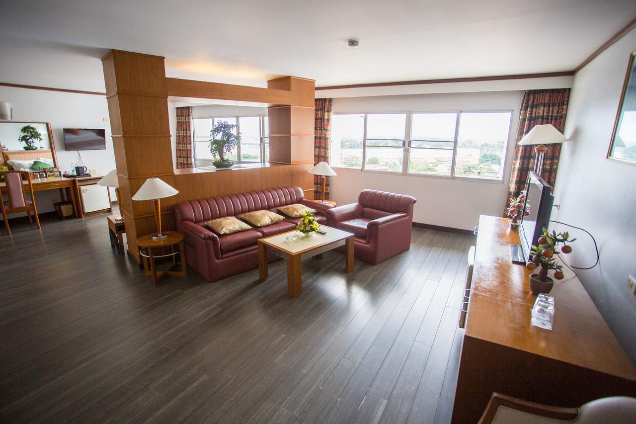 Friday Hotel Uttaradit Ngoại thất bức ảnh
