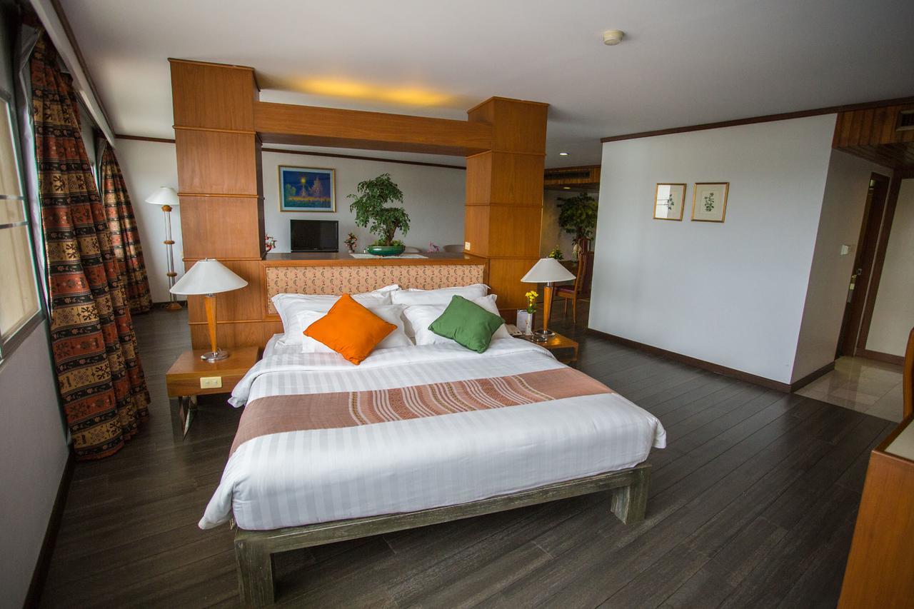 Friday Hotel Uttaradit Ngoại thất bức ảnh