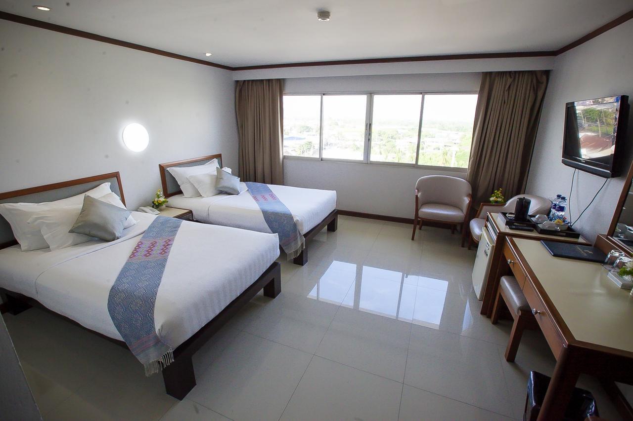 Friday Hotel Uttaradit Ngoại thất bức ảnh